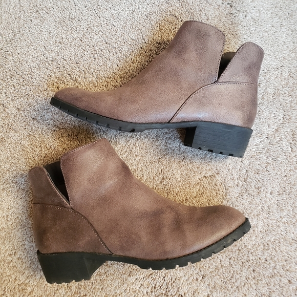 Me too Brown Ankle Booties Size 7.5 - Picture 2 of 7